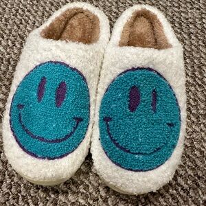 NEW Smiley Face Slippers Size 38-39 Cute!